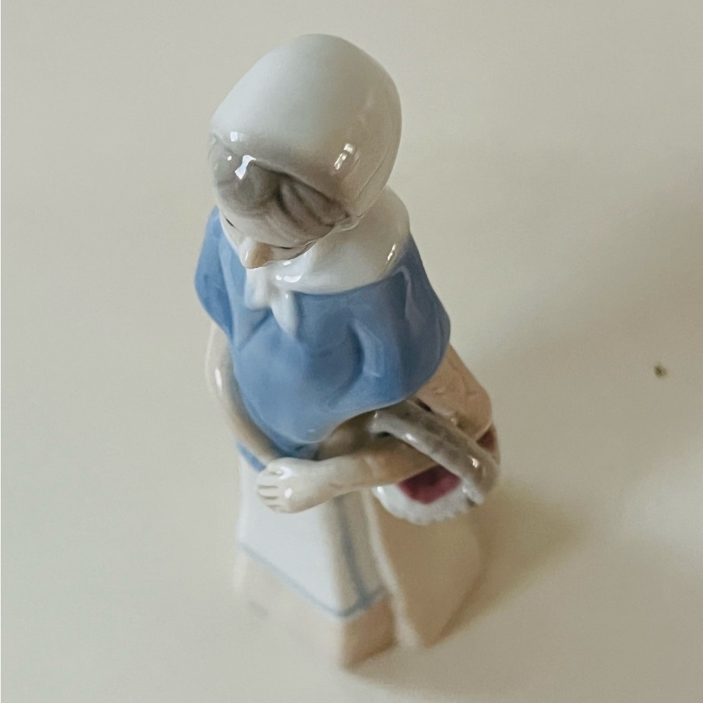 Elegant Blue and White Porcelain Figurine - Picture 9 of 10